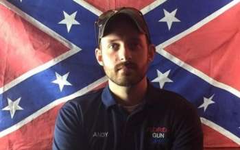 Andy Hallinan aparece com a bandeira dos Estados Confederados Americanos no polêmico vídeo (Foto: Divulgação)