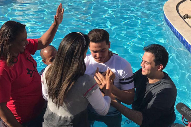 Wesley Safadão e Esposa são batizados em igreja evangélica