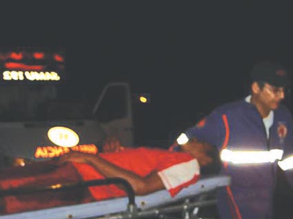 Paramédicos do SAMUR prestam assistência a uma das vítimas da chacina do Bendito Bentes I