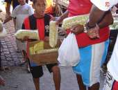 Garoto vendendo feijão na região do mercado