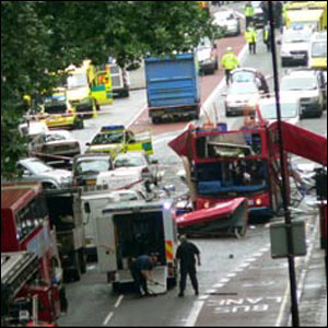 Teto de um ônibus arrancado depois das explosões em Londres