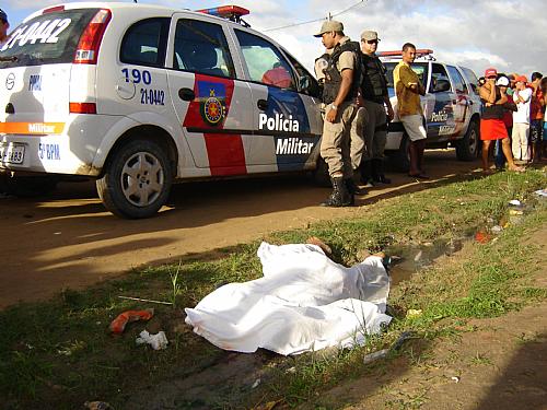 corpo da vítima assassinada em via pública, no Gama Lins