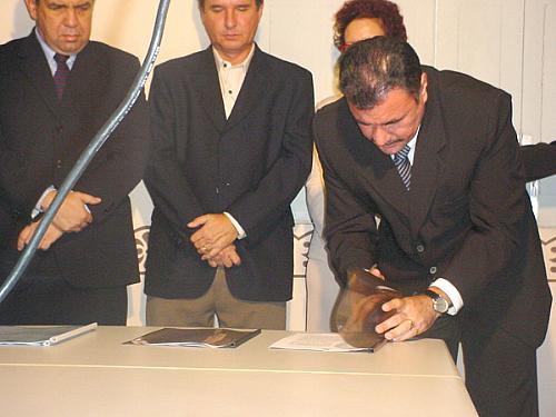 Prefeito Cícero Almeida durante assinatura do convênio
