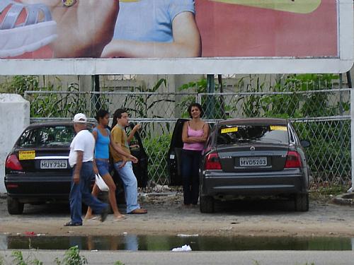 Esposa de Cícero Cavalcante passou todo o dia em frente a sede da PF
