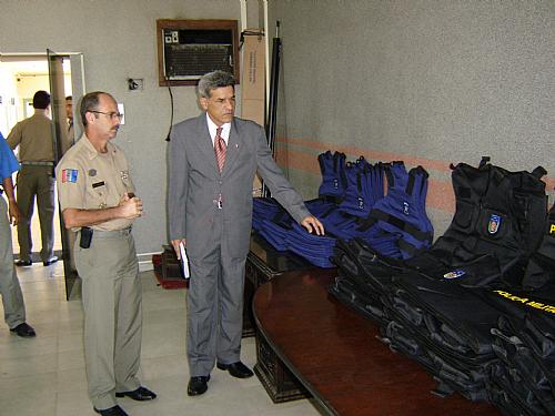 Secretário Robervaldo Davino na entrega dos coletes ao comandante geral da PM