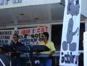 Manifestantes em greve fazem protesto no prédio dos Palmares