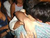 Ex-prefeitos Jorge Dantas abraçado pelo filho e familiares