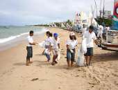 Funcionários do IMA coletam lixo na praia de Pajuçara