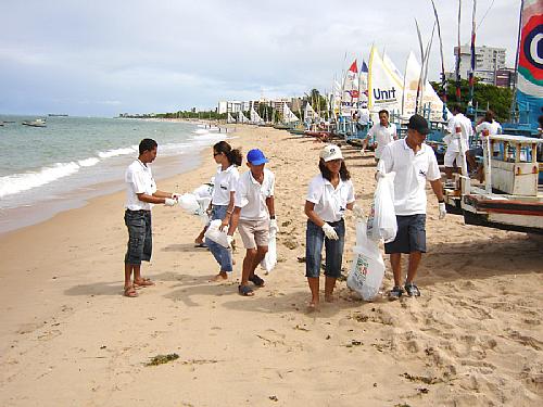 Funcionários do IMA coletam lixo na praia de Pajuçara