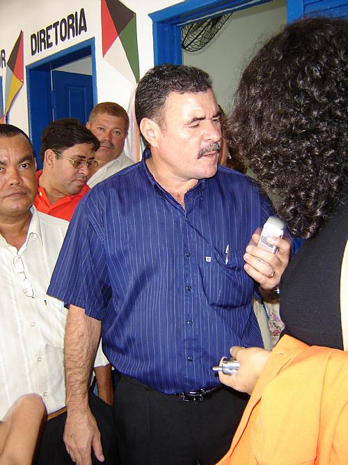 Prefeito Cícero Almeida realiza entrega de merenda terceirizada em escola municipal do Benedito Bentes.