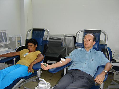 Secretário Edinaldo Melo doa sangue para o Hemoal