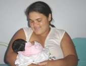 Mauricéia Paixão amamentando sua primeira filha