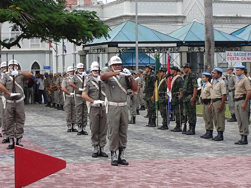 Desfile militar marcou cerimônia de reinauguração da praça dos Martírios