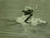 O soldado Nilo atravessando um igarapé formado pelo Rio Araguáia