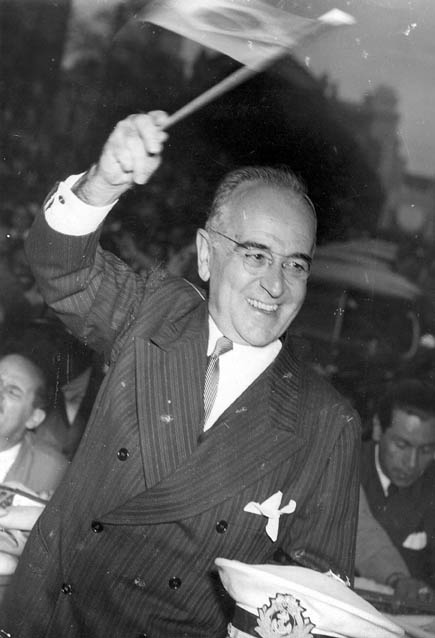 O carisma de Vargas com a população, rendeu e ele a apelido de populista