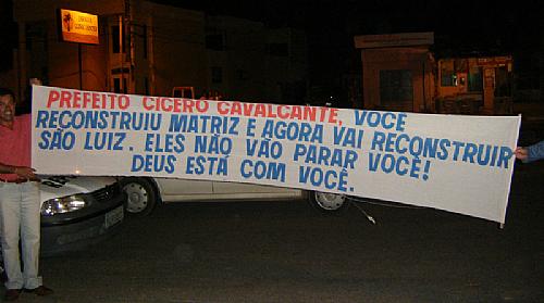 Familiares de Cícero Cavalcante exibiam faixas com manifestações de apoio ao prefeito de São Luiz do Quitunde