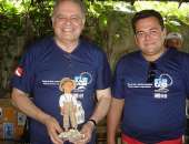 O presidente do BID e o coordenador geral do Projeto Oceanus, Daniel Costa, exibindo o "manezinho", homenagem dos maricultores