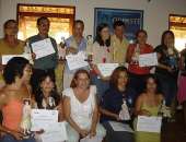 Os alunos do curso ao receberem seus certificados, com o prefeito Marcos Madeira, expondo suas produções