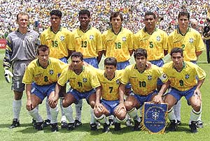 Time que enfrentou Camarões na segunda rodada: (da esquerda para a direita)Taffarel, Márcio Santos, Aldair, Leonardo, Mauro Silva e Jorginho; (agachados) Dunga, Romário, Bebeto, Raí e Zinho.