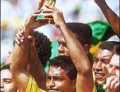 Flash histórico: atilheiro do Brasil na Copa, com cinco gols, Romário levanta a taça após a vitória sobre a Itália