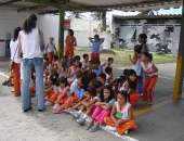 Crianças fazem festa no pátio do Batalhão de Operações Especiais