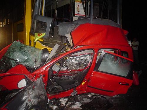 O carro do jornalista foi totalmente destruído no acidente