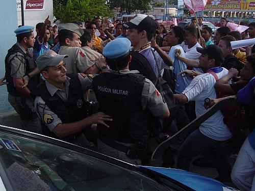 Diversos estudantes enfrentaram a polícia para invadir a sede da Uesa