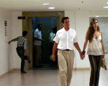 Ex-presidente Collor e Caroline chegando ao Centro Médico Iguatemi