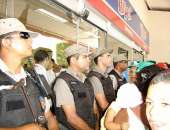 Polícia Militar protege acesso ao supermercado