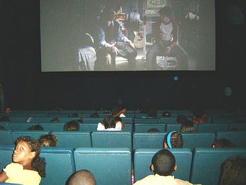 Crianças carentes vão ao cinema pela primeira vez
