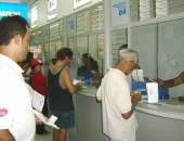 Consumidores enfrentam filas para pagar as contas sem multas
