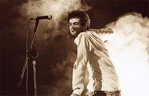 Renato Russo durante show da Legião Urbana, em Brasília, em 1987