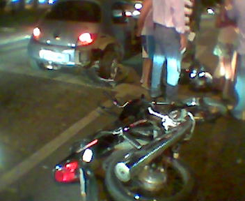 Moto e o KA após o acidente; ao lado as duas vítimas da moto aguardando o socorro do SAMU