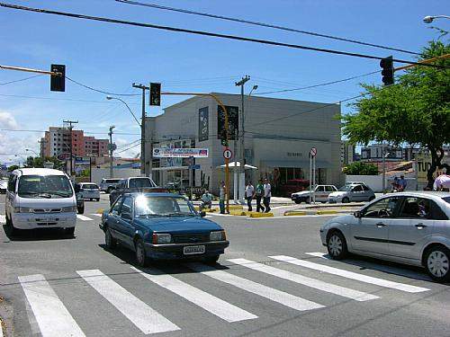 Motoristas devem seguir novas sinalizações na avenida Amélia Rosa