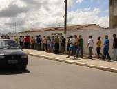 Candidatos fazem fila para entrar na Escola Pastor José Tavares, no Benedito Bentes I