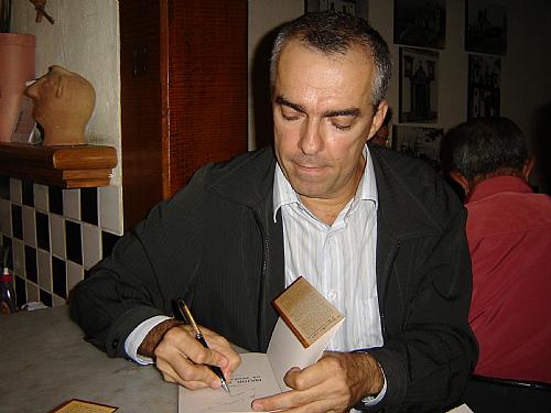 Joaldo autografa o livro que traz a história do bisavô