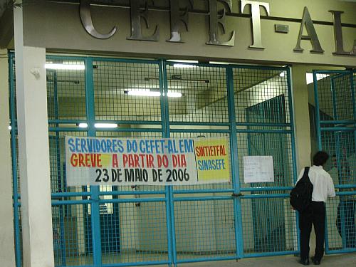 Cefet entra em greve e deixa 4500 alunos sem aula