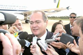 Senador Renan fica interinamente na presidência enquanto Lula viaja