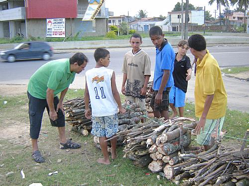 Comerciantes de madeira tentam faturar na véspera de São Pedro