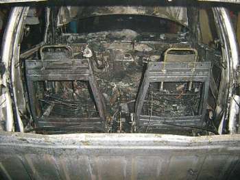 Interior do carro foi totalmente destruído pelo fogo