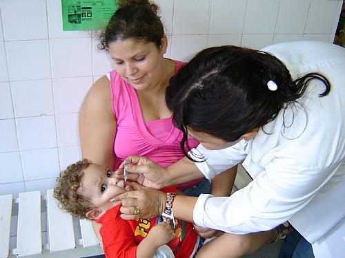 Bebê recebe a dose da vacina contra a poliomeliete