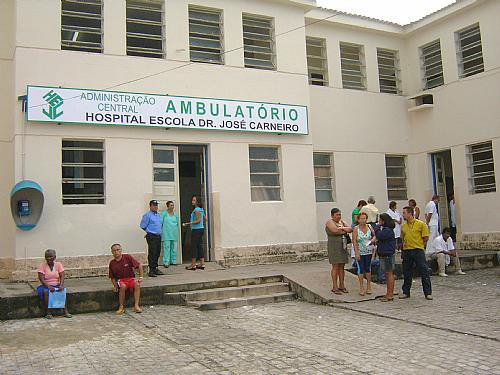 Pacientes não conseguiram ser atendidos no 1° Centro de Saúde, na Praça das Graças
