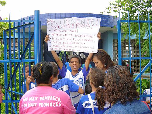 Estudantes e professores protestam contra a falta de estrutura na Escola Municipal João Sampaio