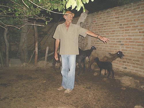 José Teixeira mostra animais que são comercializados no mercado da cidade