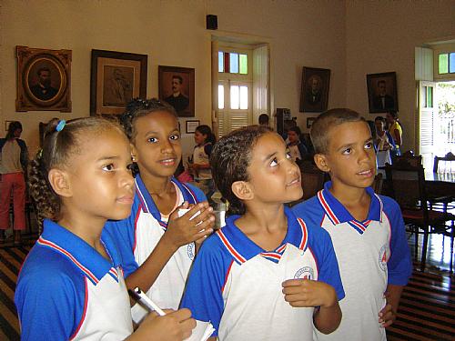 Crianças de escolas públicas visitam IHGA