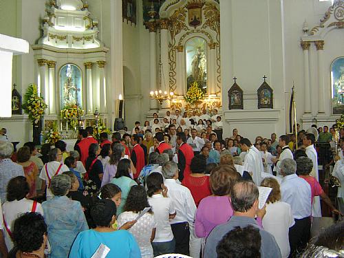 Catedral fica lotada para a celebração da missa