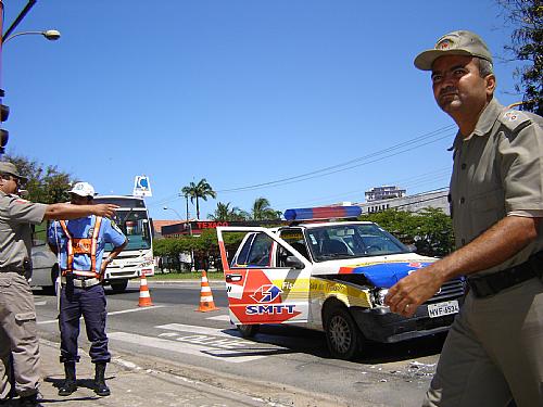 Guarda e policial tentam se entender após colisão
