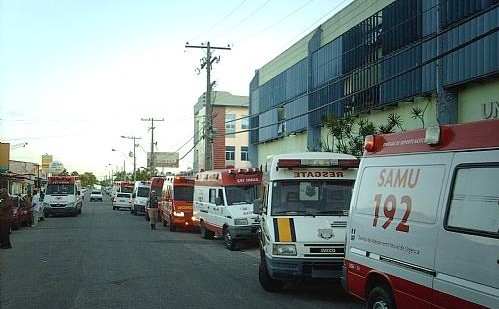 Ambulâncias fazem fila na porta da Unidade de Emergência