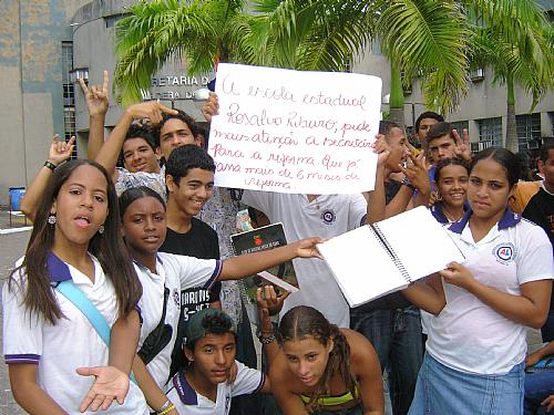 Estudantes da Escola Rosalvo Ribeiro protestam em frente à Secretaria de Educação