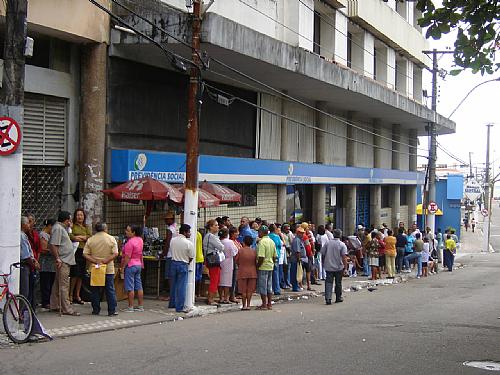 Beneficiários fazem fila na agência Ary Pitombo, no Centro